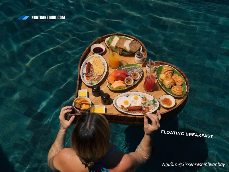 Floating breakfast – Bữa sáng nổi sang chảnh giữa hồ bơi riêng